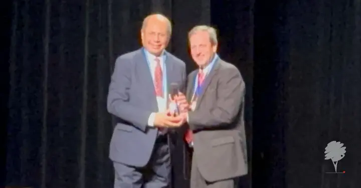 garner receives award from aipa